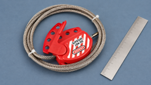 Adjustable cable lockout device with cable arranged on an inspection bench
